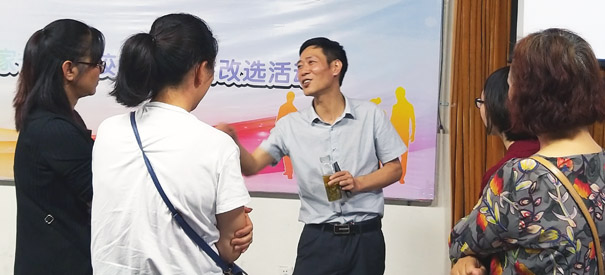 成都市新桥小学家长学校父母课堂:卓越孩子之路途,优秀父母之方法
