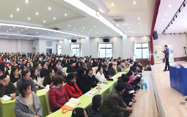 成都七中八一校家庭教育培训：如何培养孩子的专注力？
