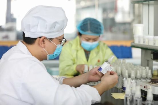 图片包含 人, 建筑, 病房, 房间
描述已自动生成