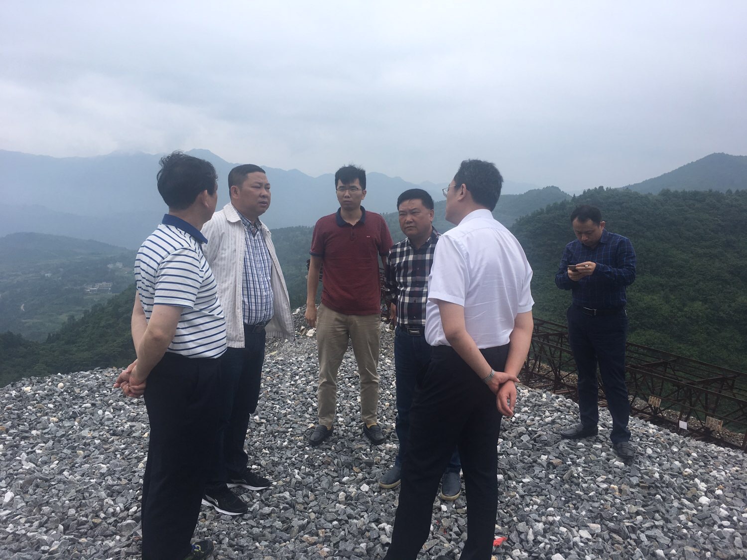 与湖南交通水利建设集团一起考察瑶岗仙废石情况2