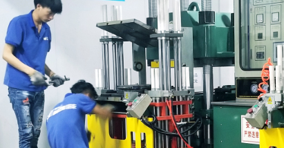 对操作机台进行装模