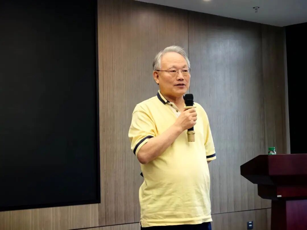 人站在镜子前
中度可信度描述已自动生成