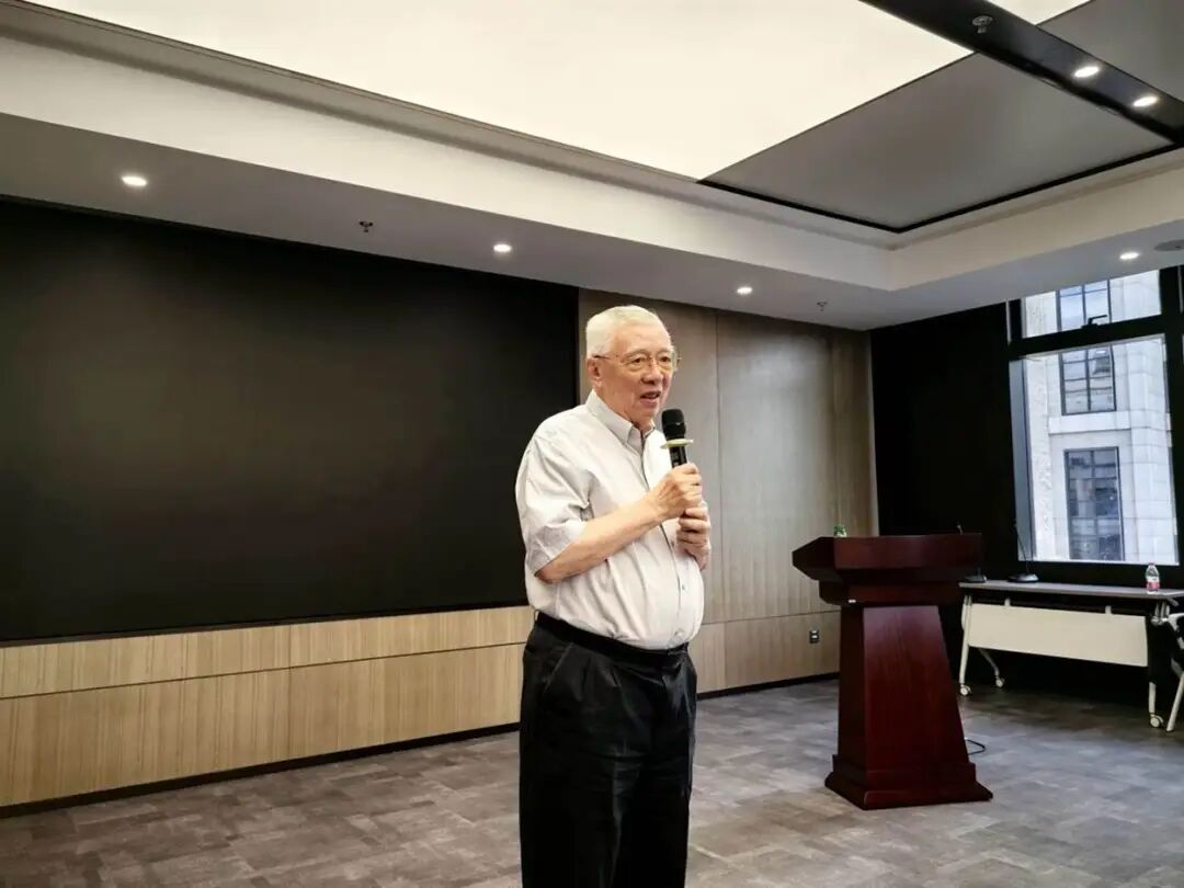 男人站在房间里
描述已自动生成
