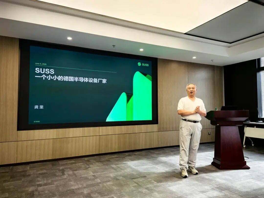 人站在电视前
低可信度描述已自动生成