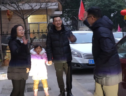 公司董事长做客员工住宅慰问家属