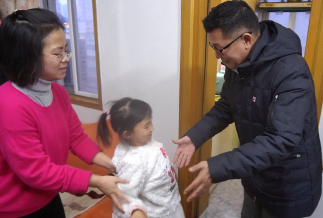 公司董事长做客员工住宅慰问家属