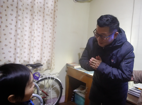 公司董事长做客员工住宅慰问家属