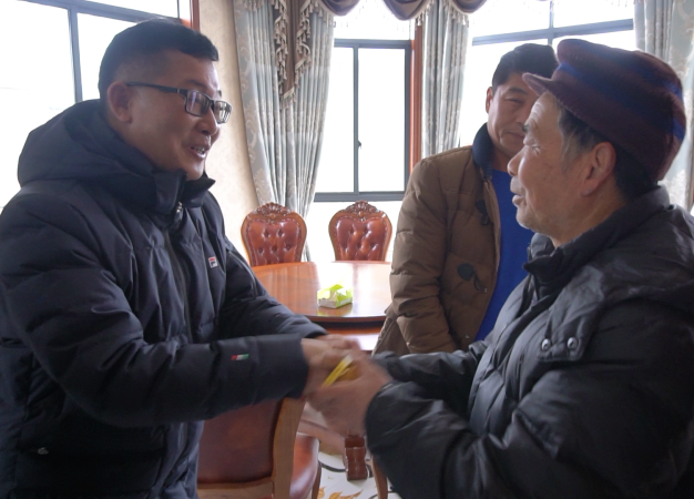  公司董事长做客员工住宅慰问家属