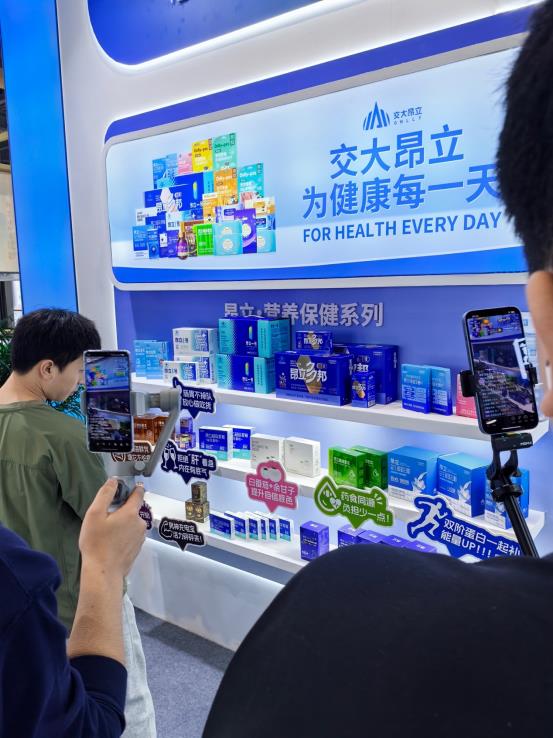 男人站在冰箱前

AI 生成的内容可能不正确。