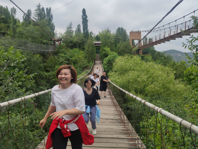 山东猪八戒畜牧机械组织全体员工去旅游活动。