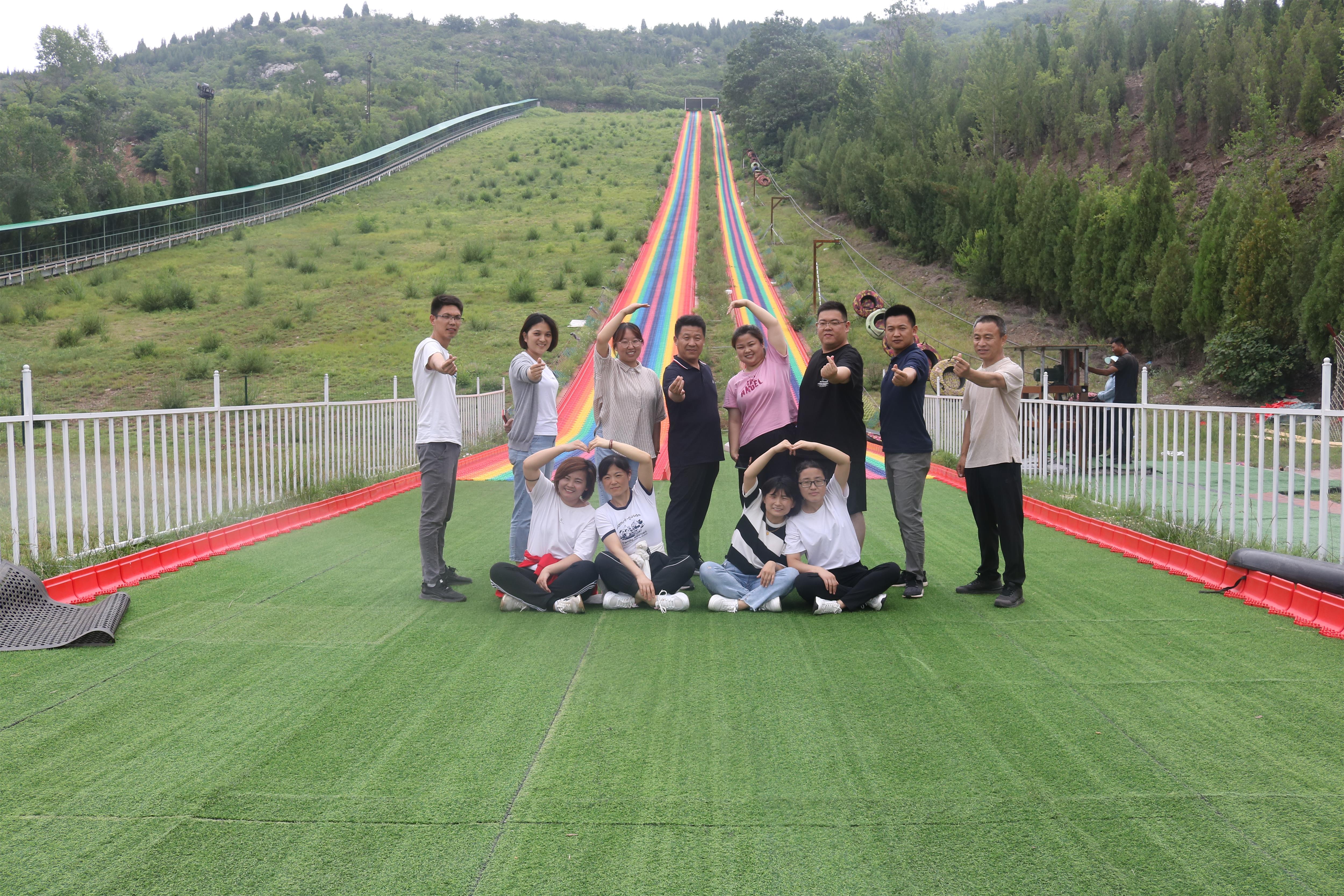 山东猪八戒畜牧机械组织全体员工去旅游活动。