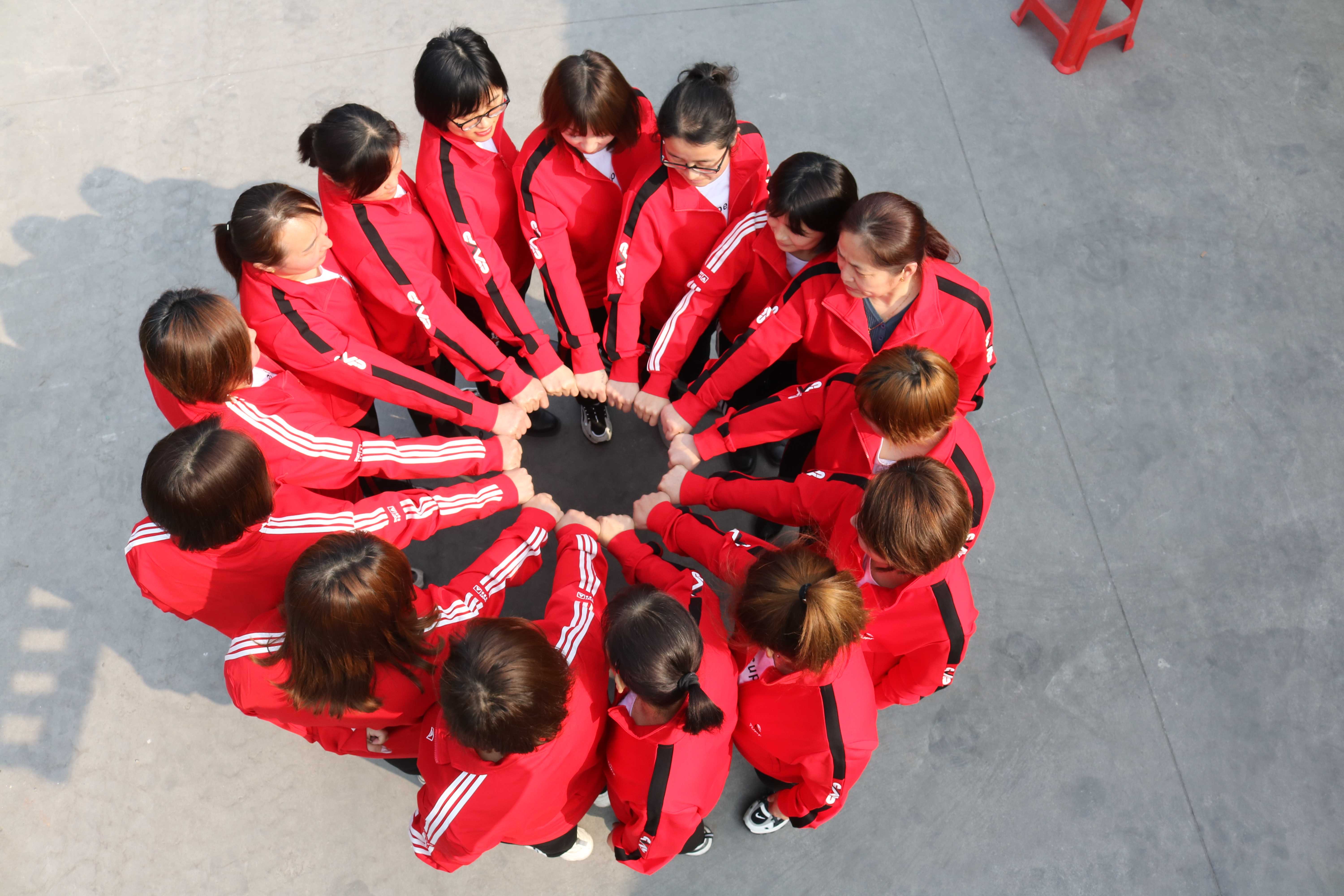 山东猪八戒畜牧机械为全体女员工发放节日礼物运动服。