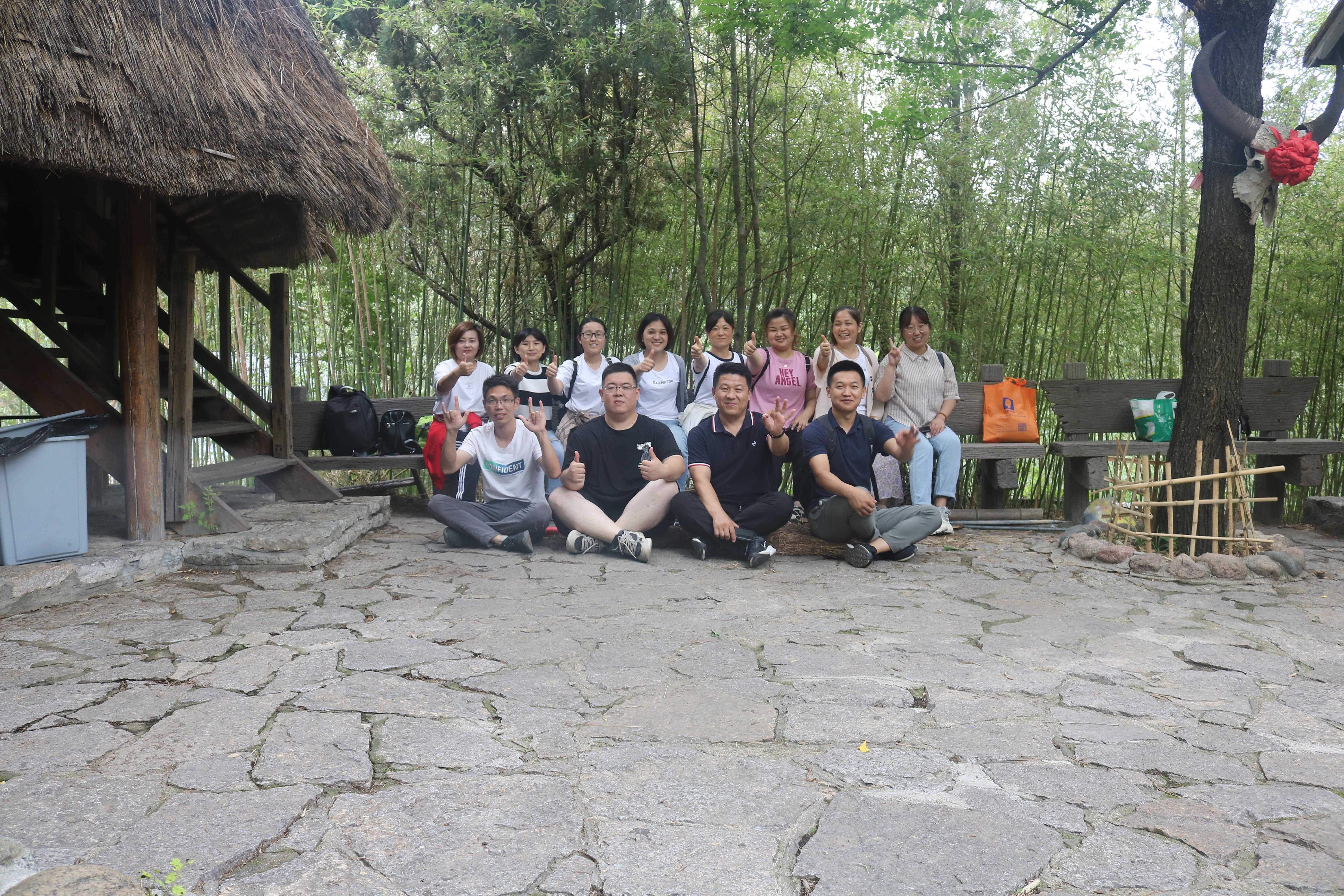 山东猪八戒畜牧机械组织全体员工去旅游活动。