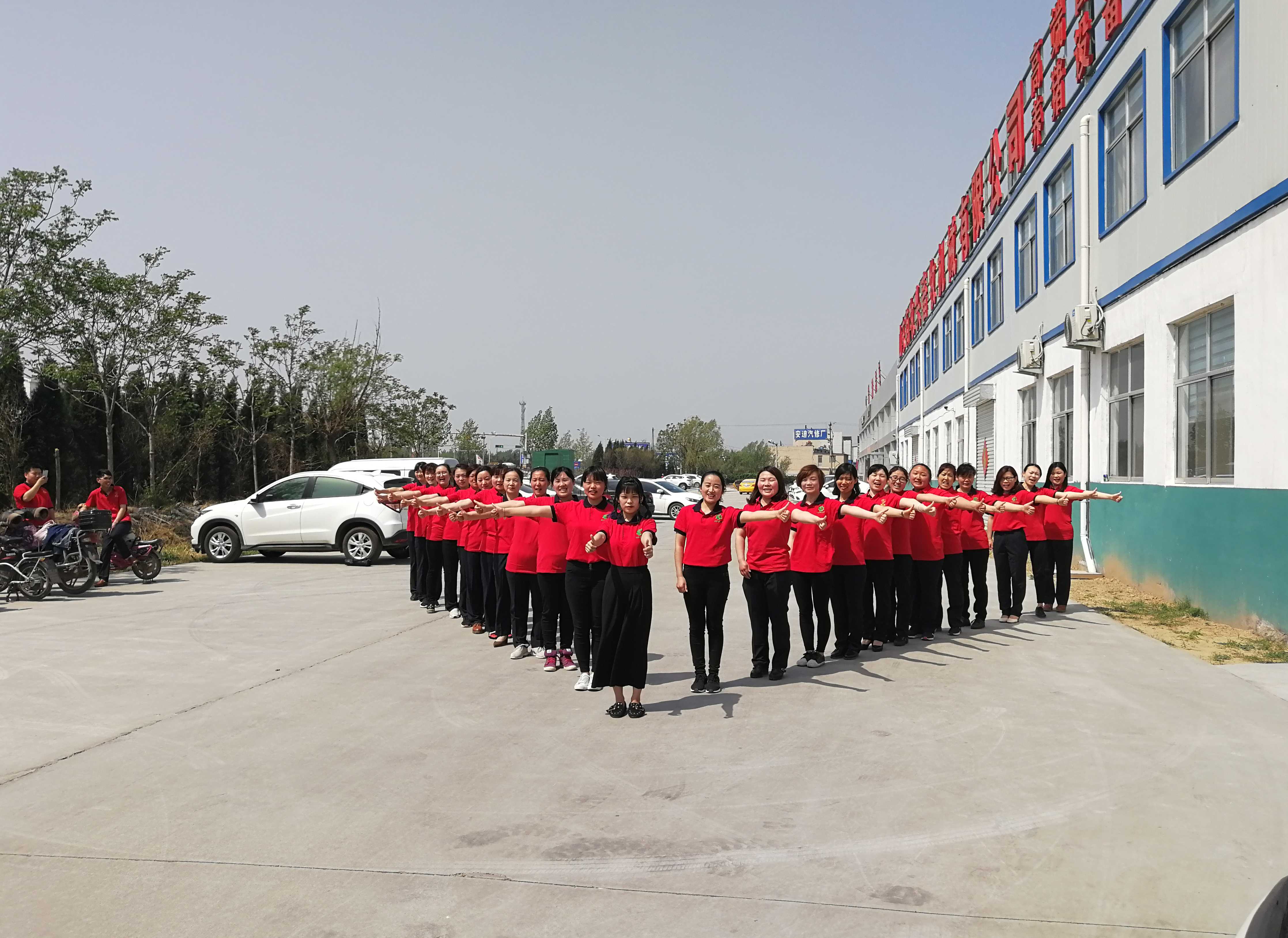 山东猪八戒畜牧机械全体销售服务人员。