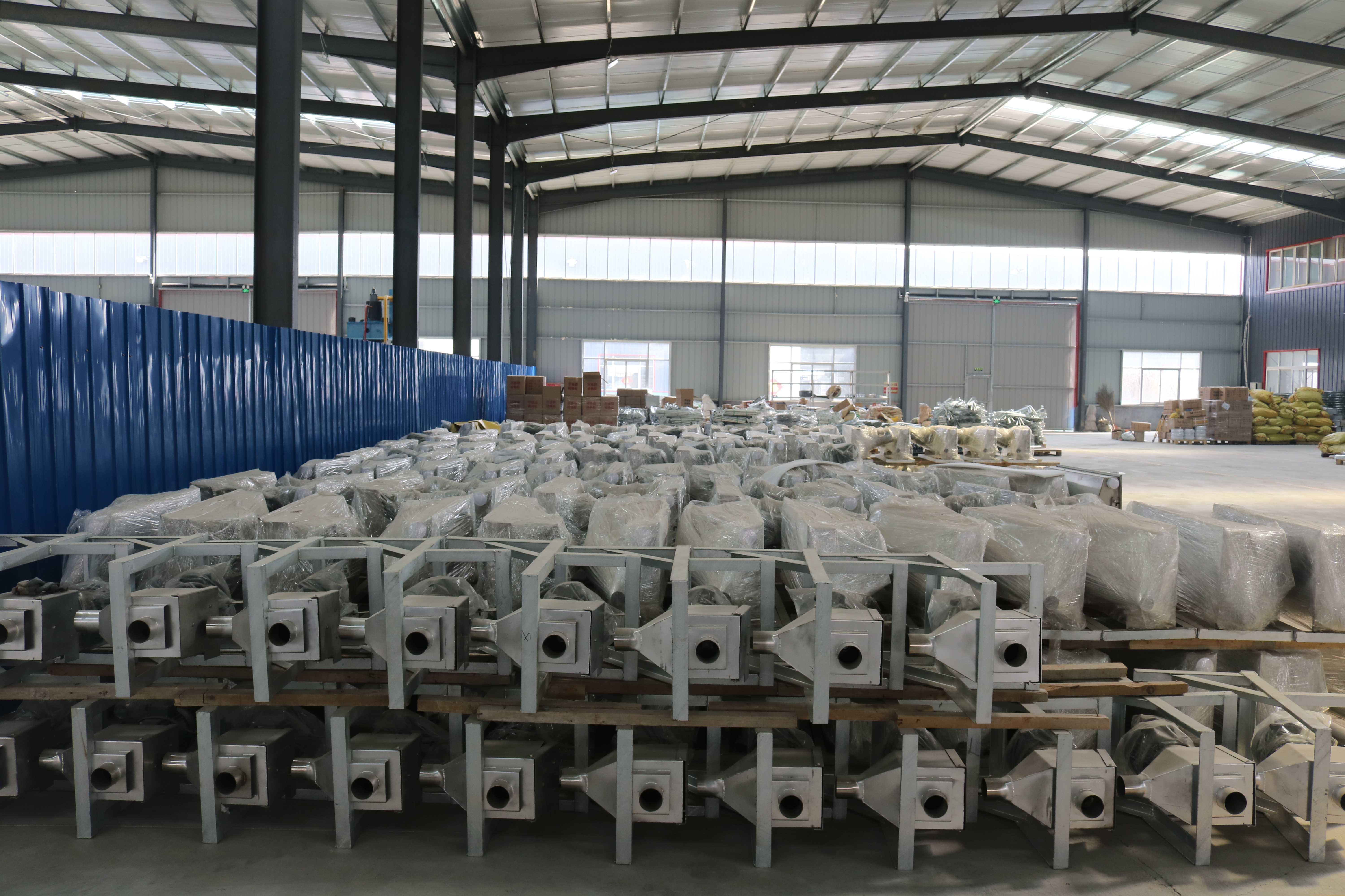 山东猪八戒畜牧机械自动料线生产车间。