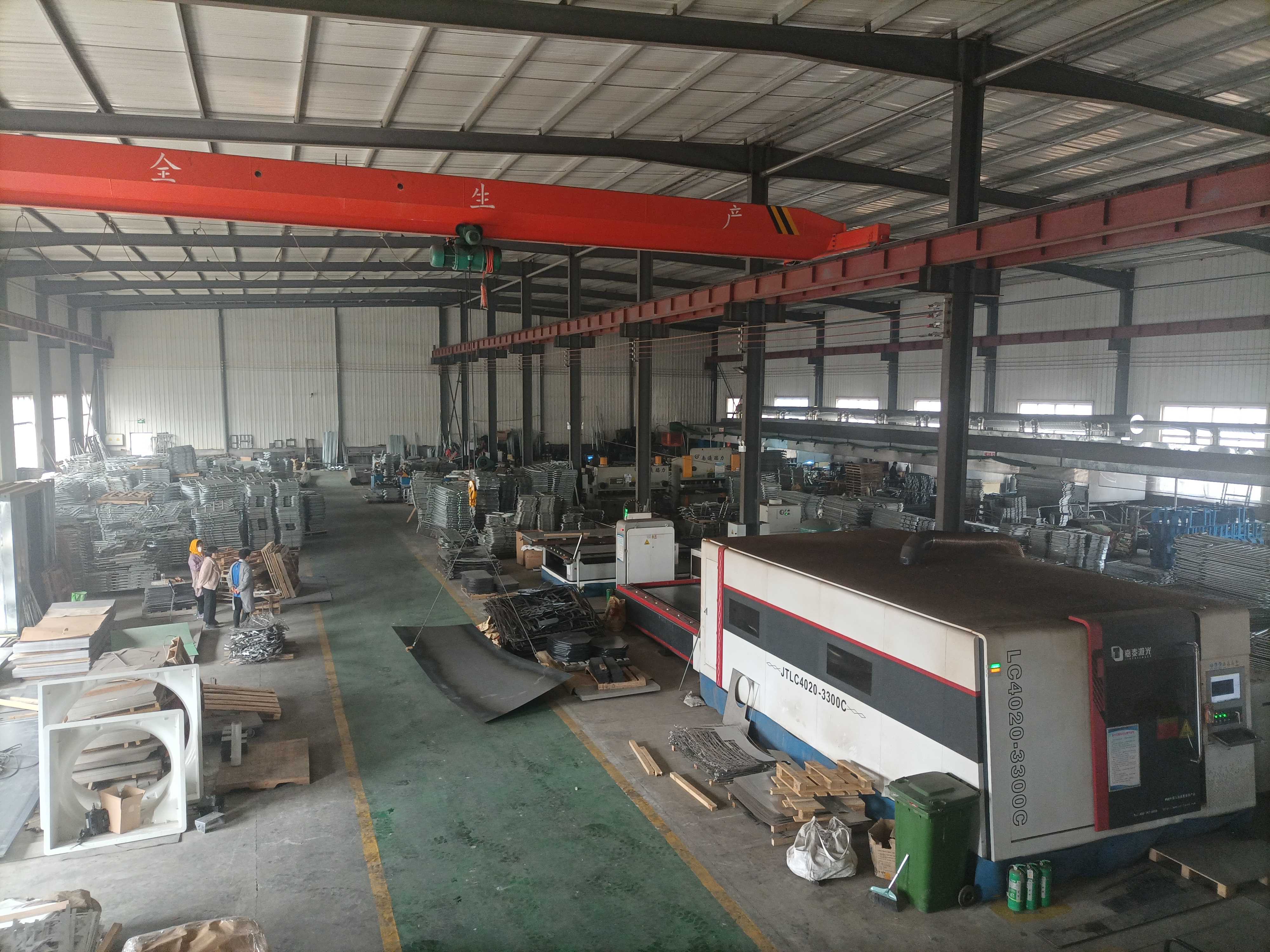 山东猪八戒畜牧机械母猪产床、定位栏等养猪栏体生产车间。