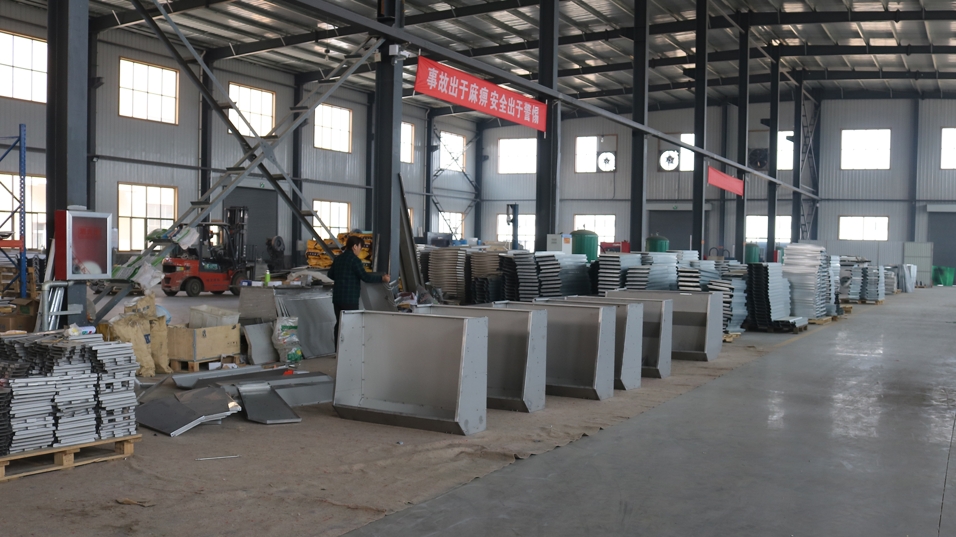 山东猪八戒畜牧机械猪用料槽生产车间。