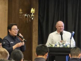 一群人在台上弹吉他
AI 生成的内容可能不正确。