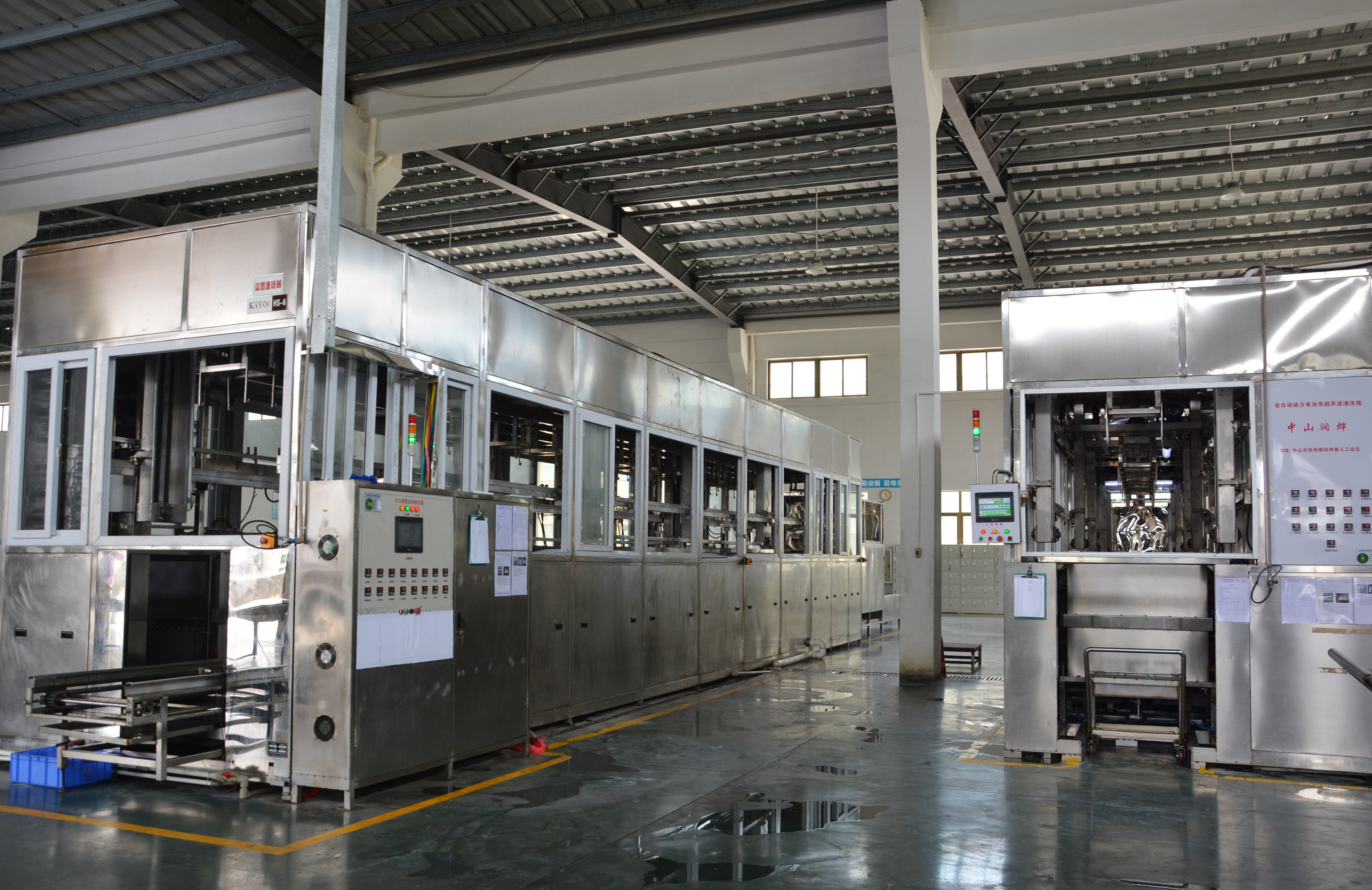 自动铝壳清洗线采用十五槽全自动超声波清洗，从甩油到清洗到烘干实现全自动化。