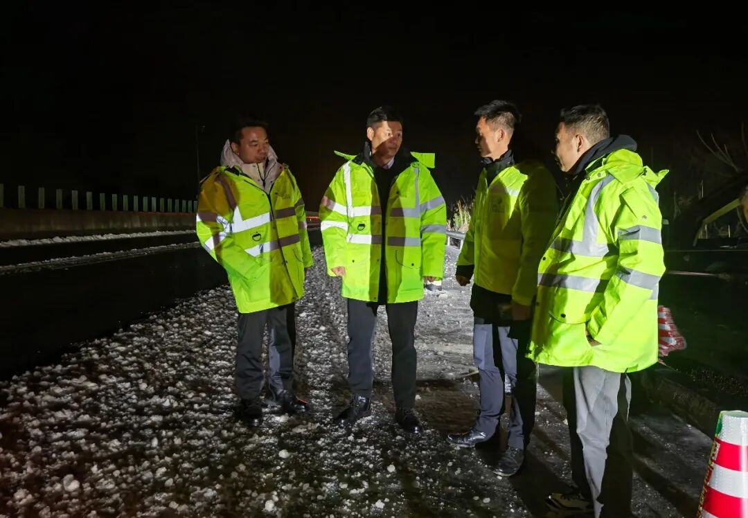 蒋善国深入一线督导抗冰保畅工作