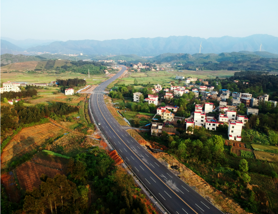 构建“互联互通、汇聚融合、高效共享、应用安全”农村公路信息化资源体系，提升农村公路数字化治理效能，全面推进乡村振兴。