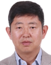 穿着西装的男人的头像描述已自动生成