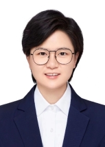 穿西装戴眼镜的人描述已自动生成