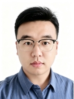 男人戴着眼镜描述已自动生成