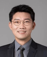 穿着西装的男人在微笑描述已自动生成