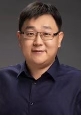 穿黑色衣服的男人描述已自动生成
