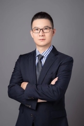 穿着西装笔挺的男子描述已自动生成