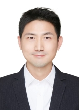 穿着西装笔挺的男子描述已自动生成