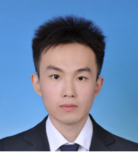 穿着西装的男孩描述已自动生成