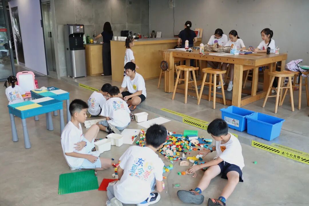 孩子们进行拼搭和乐高活动