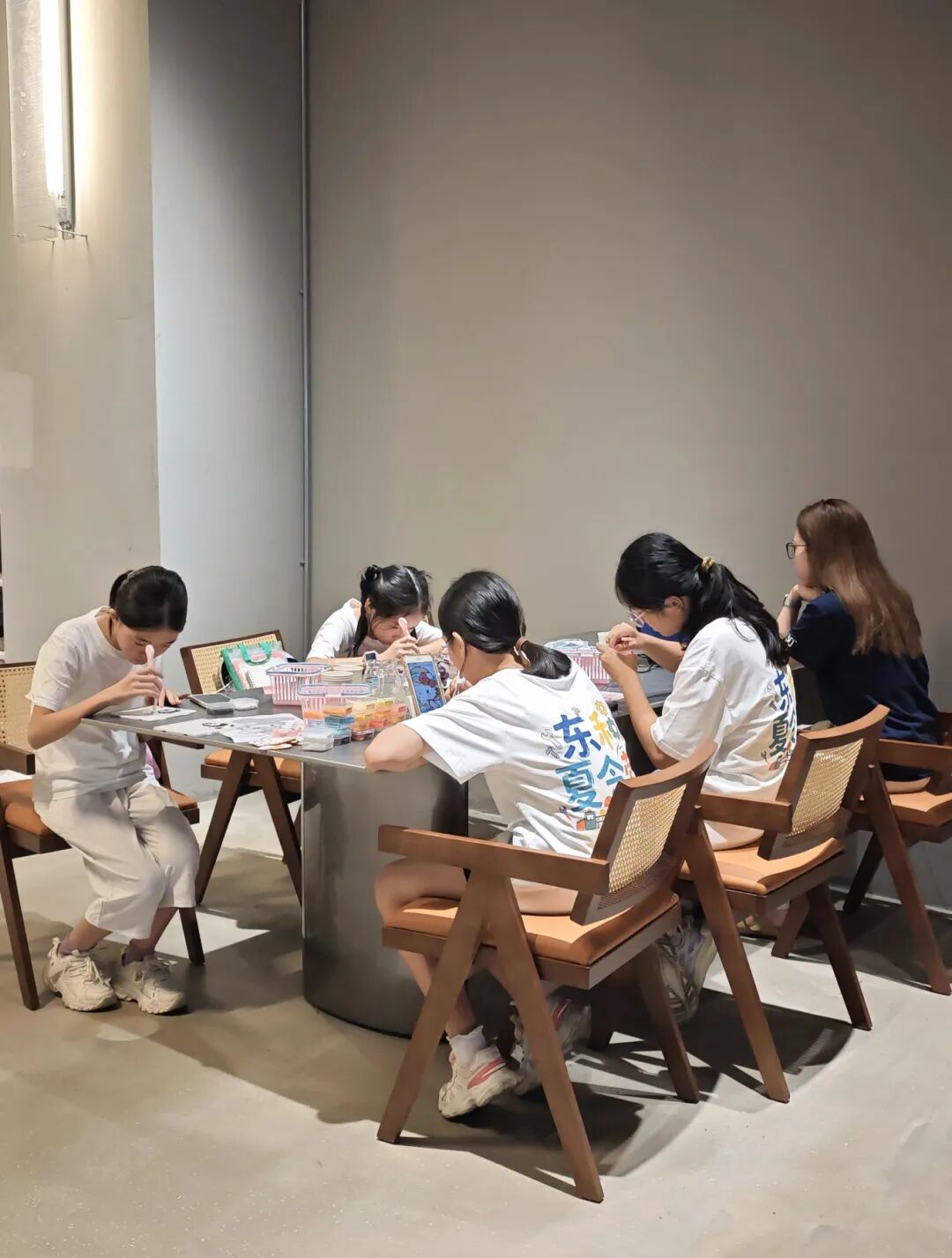 孩子们进行手工活动
