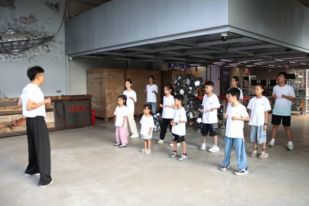 孩子们参加户外活动