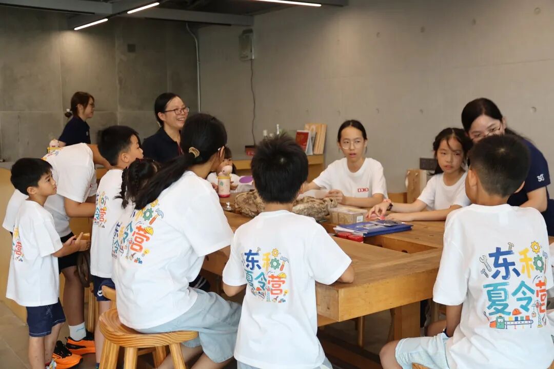 孩子们参加开营手工活动
