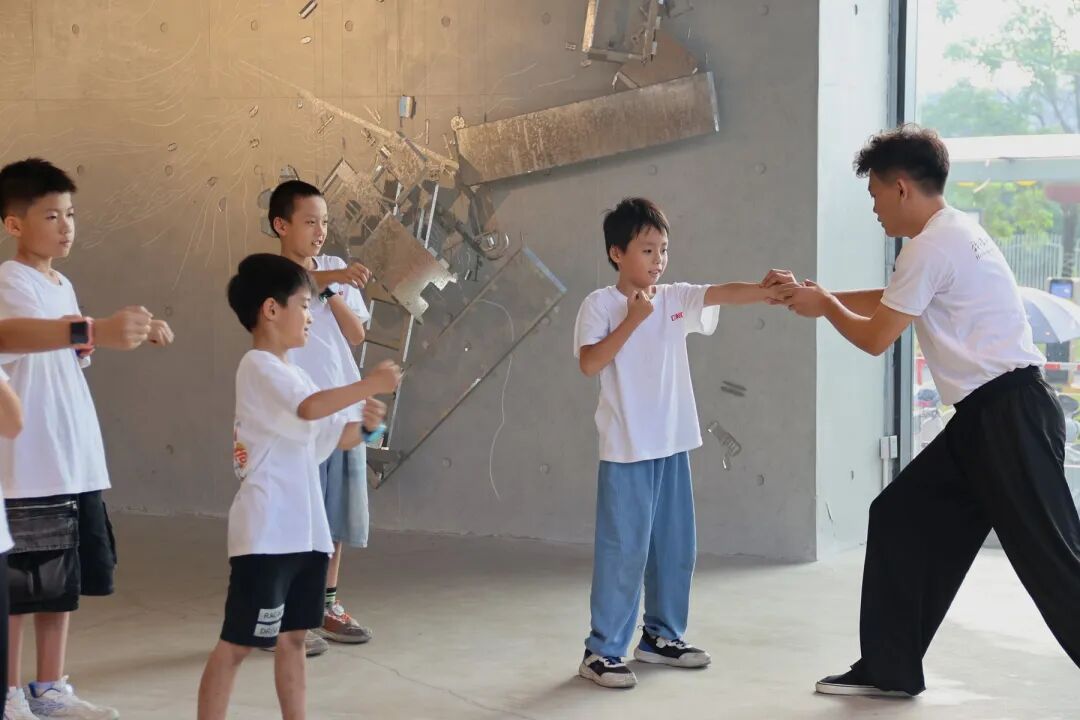 孩子们学习咏春动作