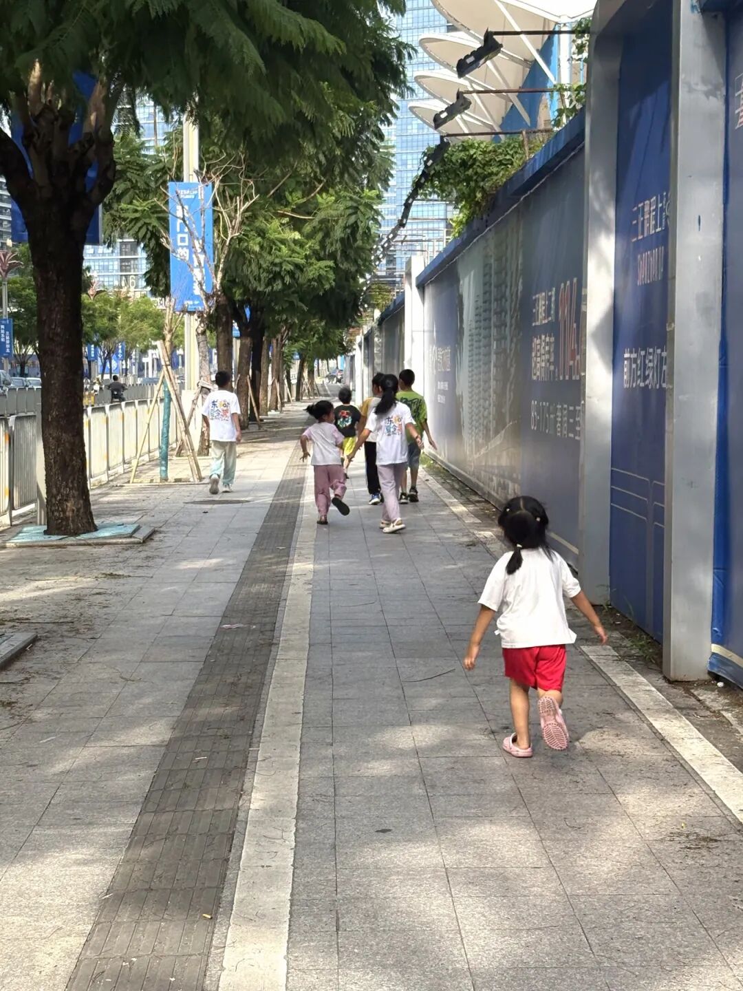 孩子们参加户外活动