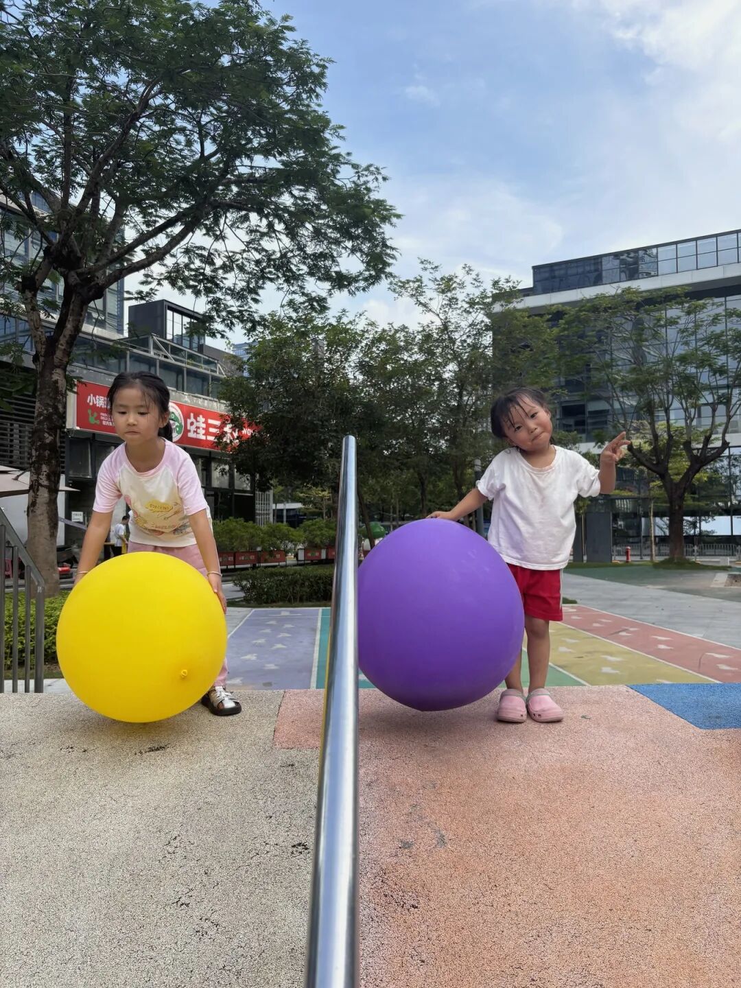 孩子们参加户外游戏