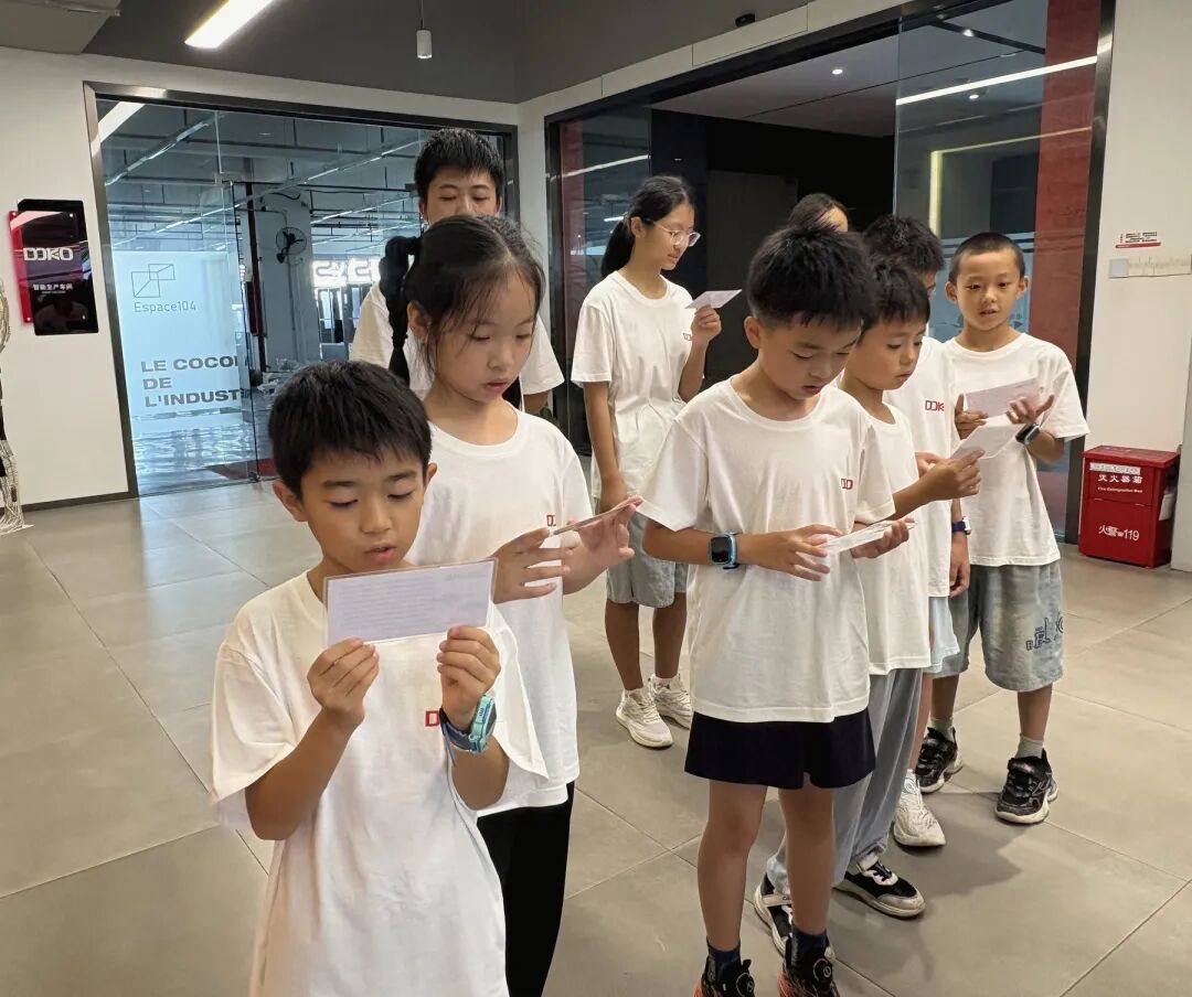 孩子们在科学馆活动中