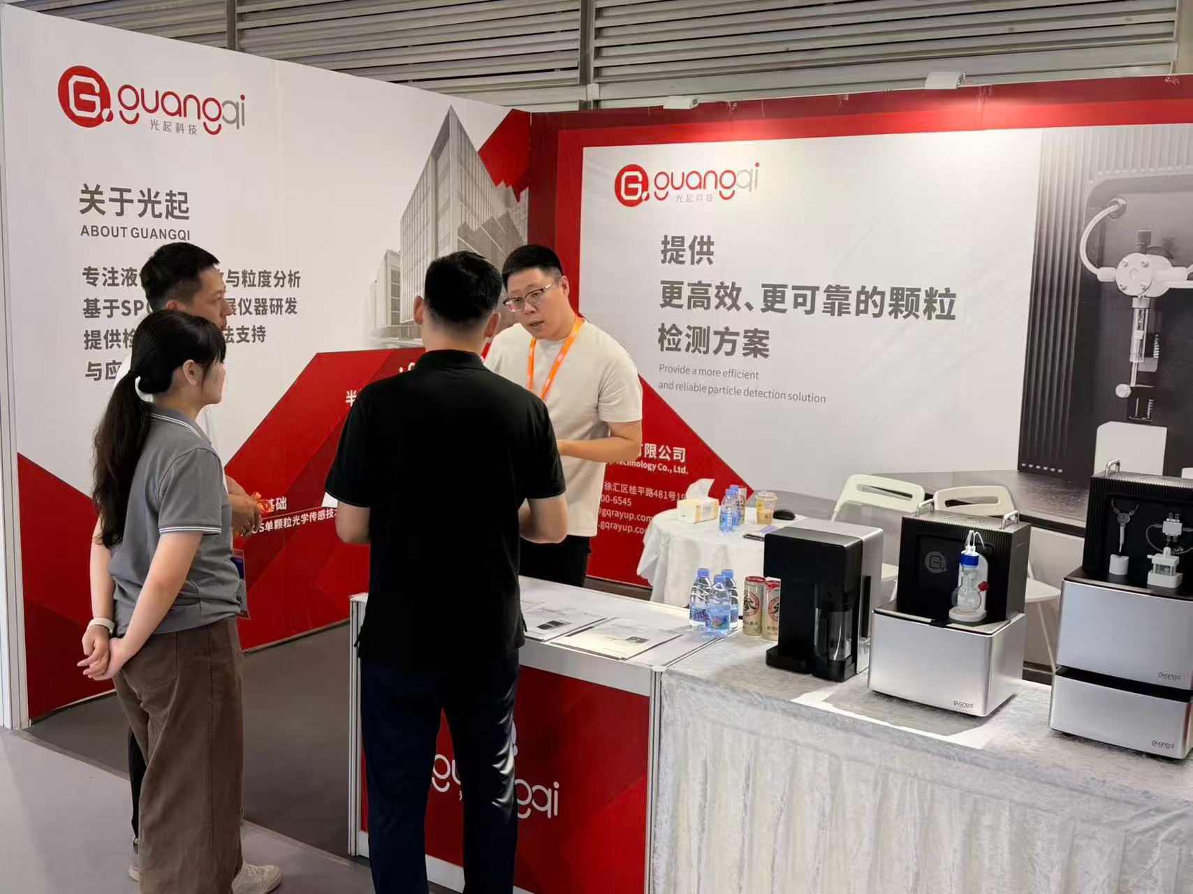 光起科技给客户介绍产品的现场照片1