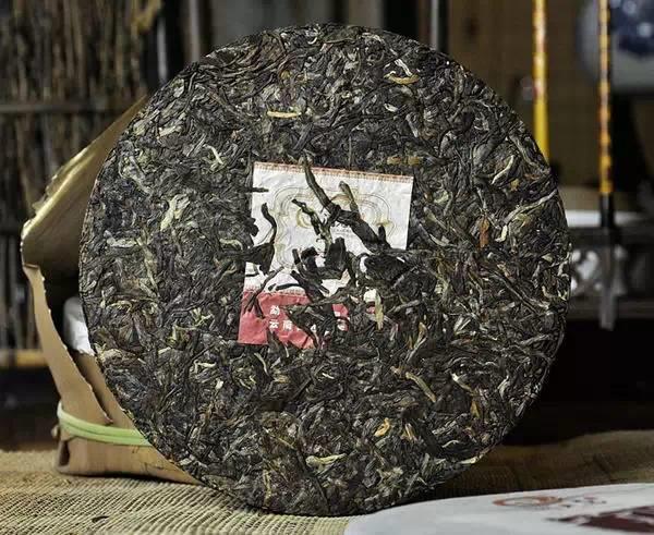 润元昌2013年峰云铁饼青饼普洱生茶