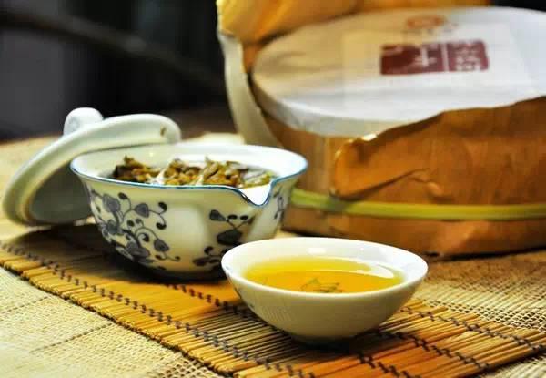 润元昌2013年峰云铁饼青饼普洱生茶