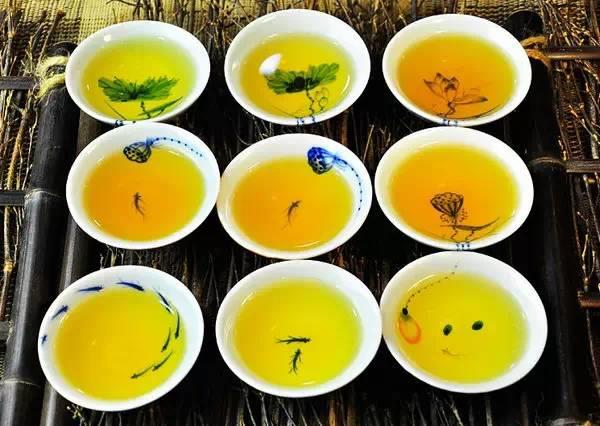 润元昌2013年峰云铁饼青饼普洱生茶