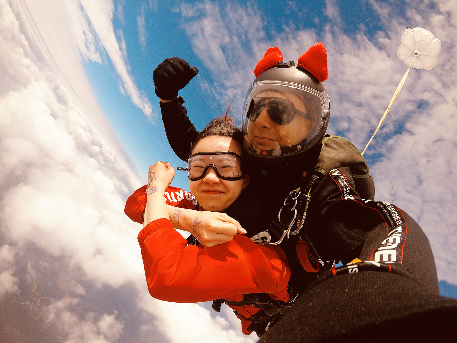 双人跳伞高空拍摄