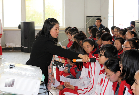 王晓霞教授对学生进行提问与互动