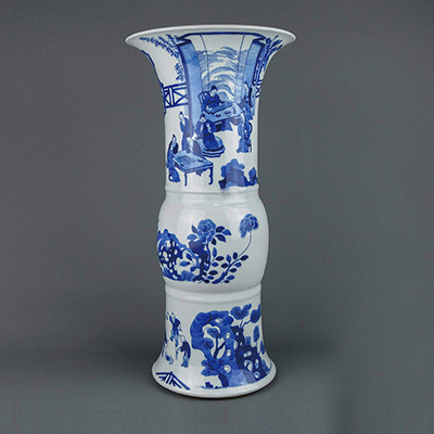 清康熙青花人物花卉纹花觚-北京格古瓷枕博物馆