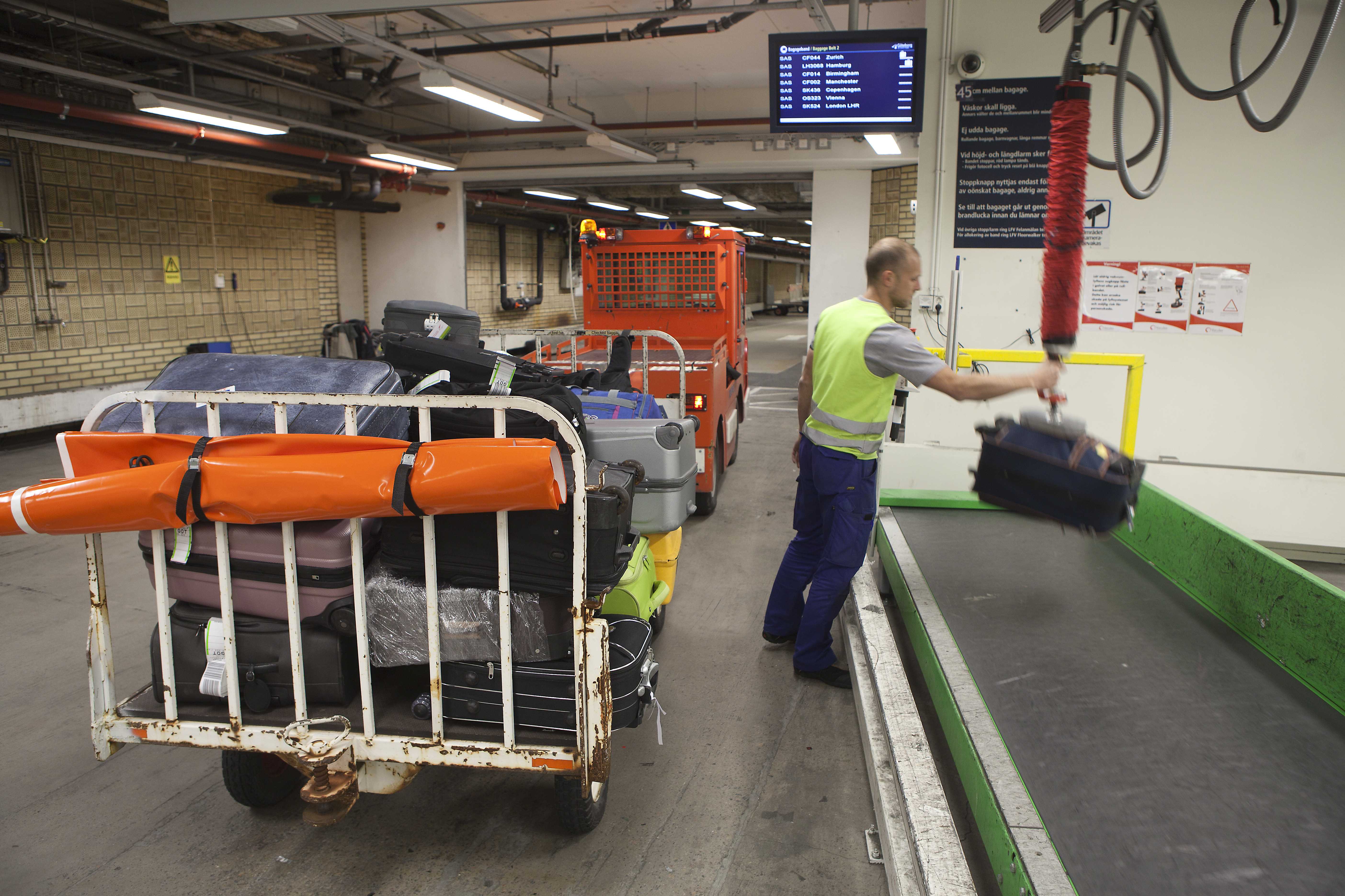 Airport,Loadingfromopencarttoconveyor