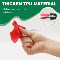 FlexiblethickenedTPUlivestockeartagheldbyhand
